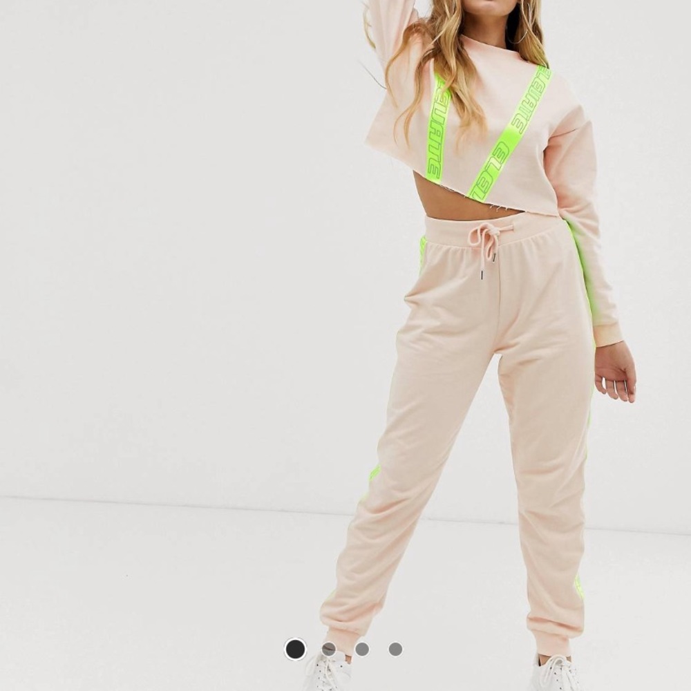 Matching set cropped sweat and jogger